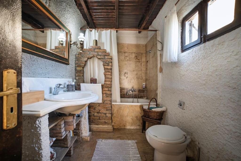 Giafka. Rustic Traditional House Strongylí